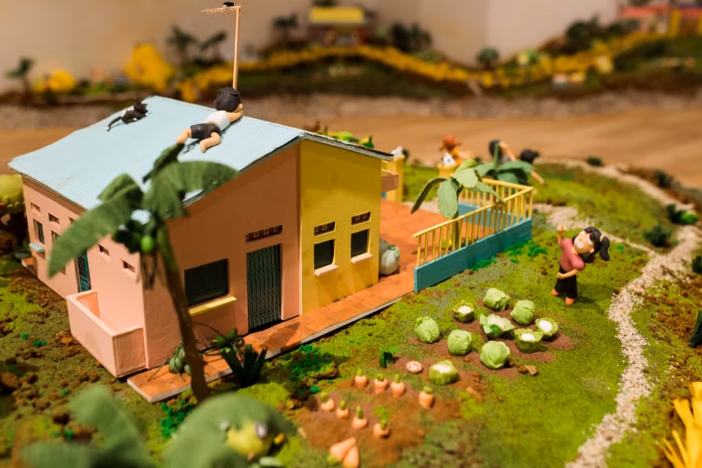 Triển lãm “Thị trấn Hoa Mười Giờ”: Tặng bản thân một vé về miền kí ức tuổi thơ ảnh 3