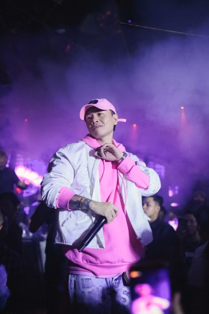 Binz “phủ hồng” sân khấu, hát live cực chất trước vòng Đối đầu tại “Rap Việt“ ảnh 2