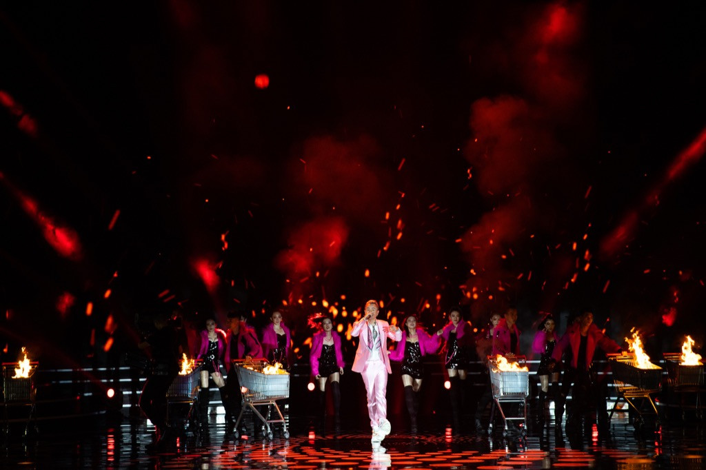 Binz diện vest hồng lịch lãm, mang hit “Bigcityboi” lên sân khấu Hoa hậu Việt Nam 2020 ảnh 2