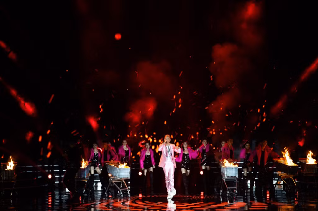 Binz diện vest hồng lịch lãm, mang hit “Bigcityboi” lên sân khấu Hoa hậu Việt Nam 2020 ảnh 2