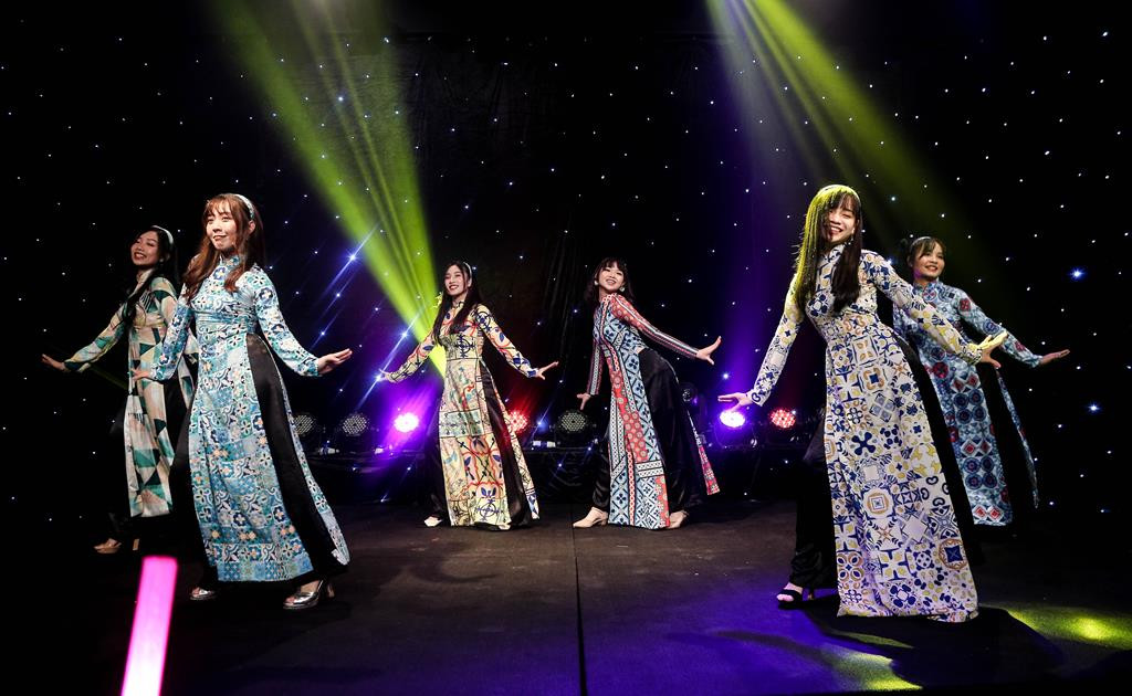 SGO48 dành tiền bán sticker trong suất diễn đầu tiên quyên góp cho miền Trung ảnh 1