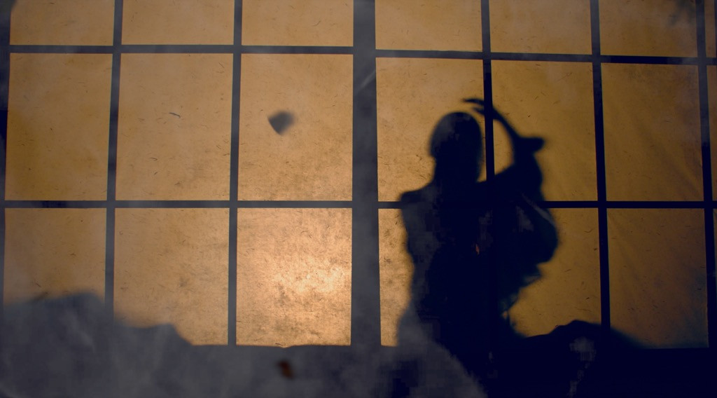 Isaac mang concept hồ ly đầy ma mị vào sản phẩm mới, gây tò mò với “bóng hồng” bí ẩn ảnh 4