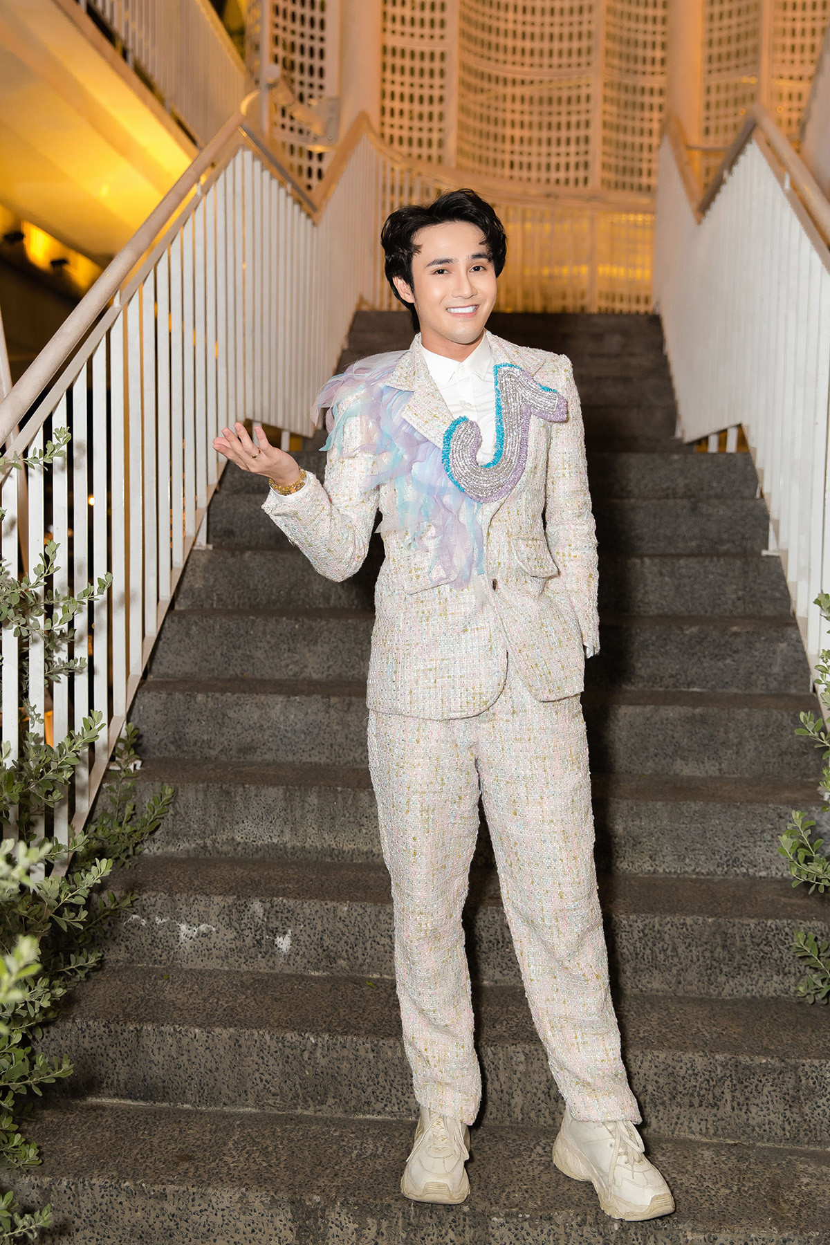 Diện trang phục được đính kết 12 giờ đồng hồ, Huỳnh Lập bị “xin” ngay trên thảm đỏ ảnh 3