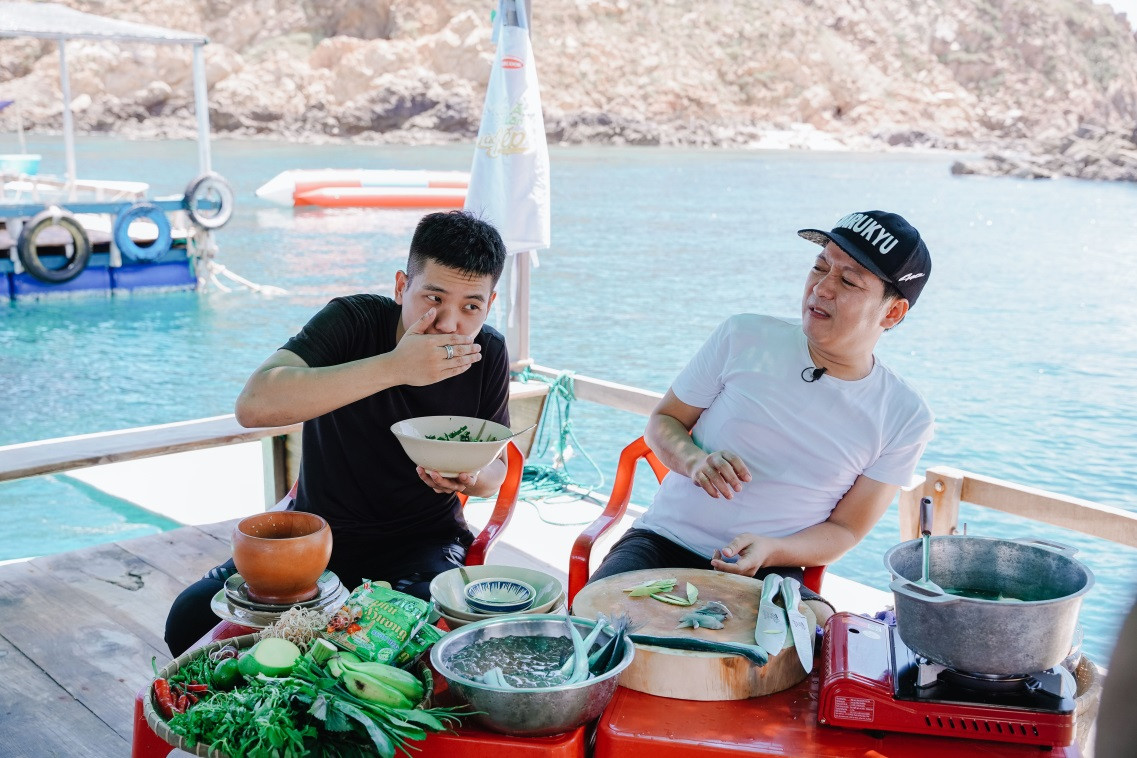 Trường Giang “hành” Quân A.P lặn sâu bắn cá, suýt làm lộ “6 múi” của nam ca sĩ ảnh 5