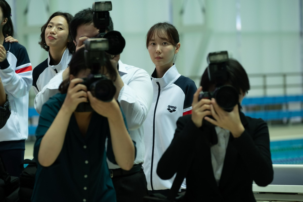 Shin Min Ah khiến fan rùng mình trước mối quan hệ “chị chị em em” trong phim mới ảnh 1