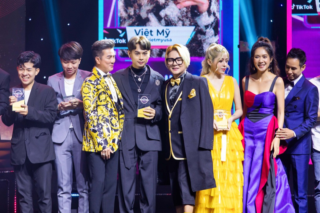 Siêu mẫu Hoàng Yến diện váy cực nổi bật, Trấn Thành và vợ “ton-sur-ton” tại sự kiện ảnh 7