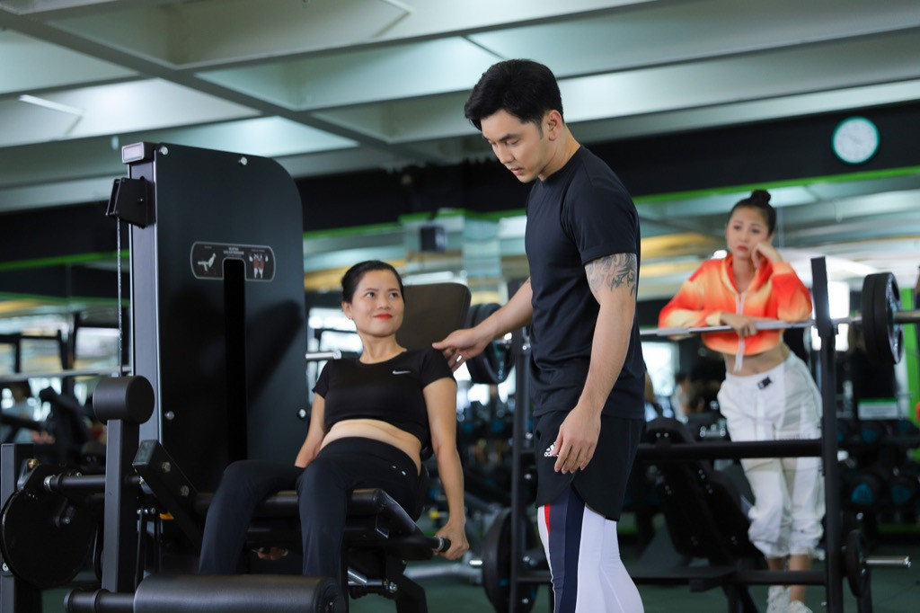 Ưng Hoàng Phúc hóa thầy giáo thể dục nghiêm khắc trong web-drama đóng cùng bà xã ảnh 3