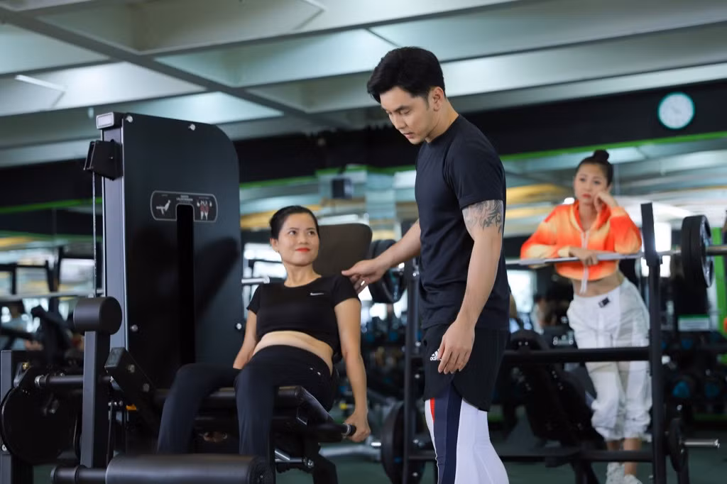Ưng Hoàng Phúc hóa thầy giáo thể dục nghiêm khắc trong web-drama đóng cùng bà xã ảnh 3