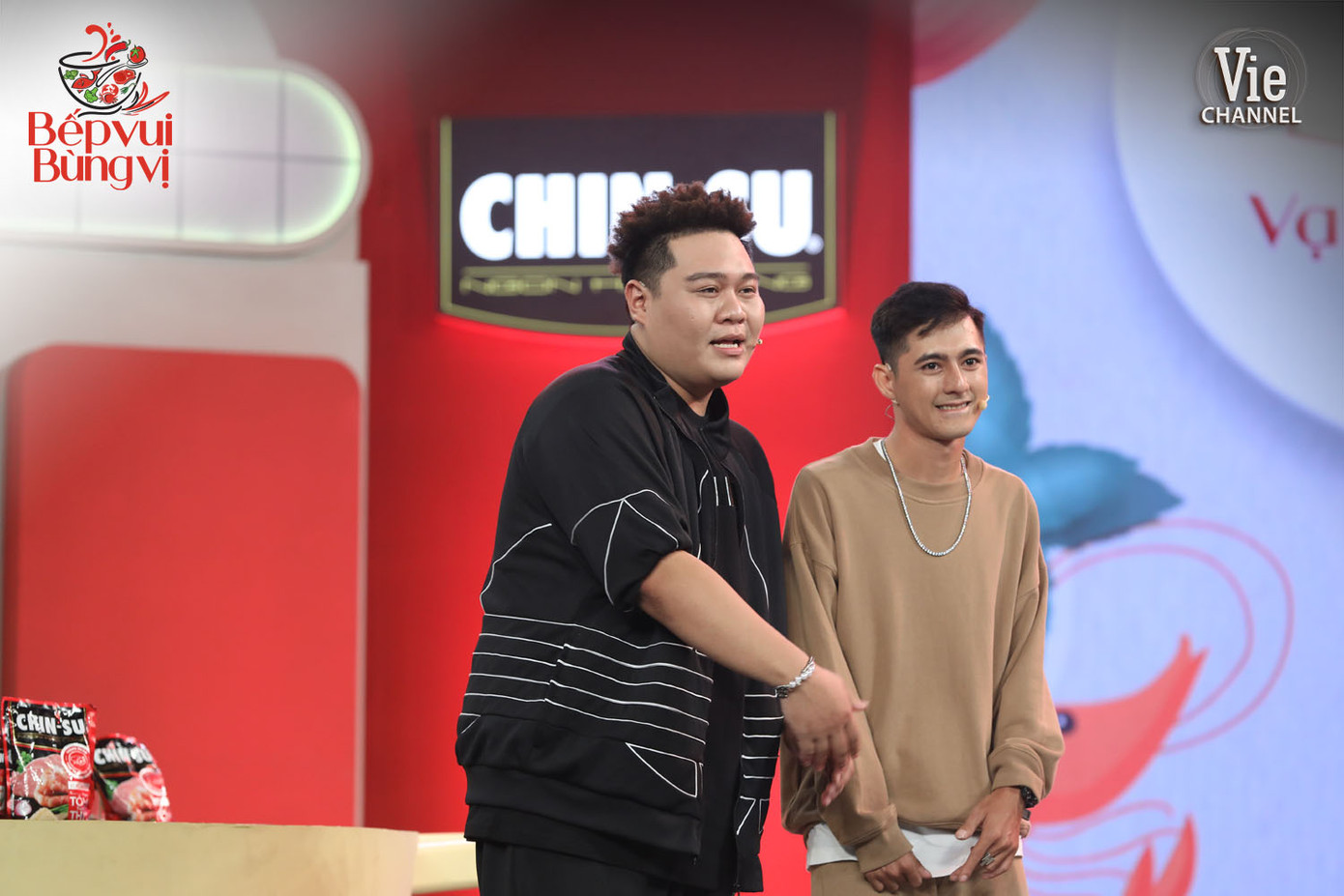 Rapper Yuno Bigboi HLV Wowy, DJ Mie và dàn thí sinh Rap Việt đổ bộ “Bếp Vui Bùng Vị” trổ tài nấu ăn ảnh 2