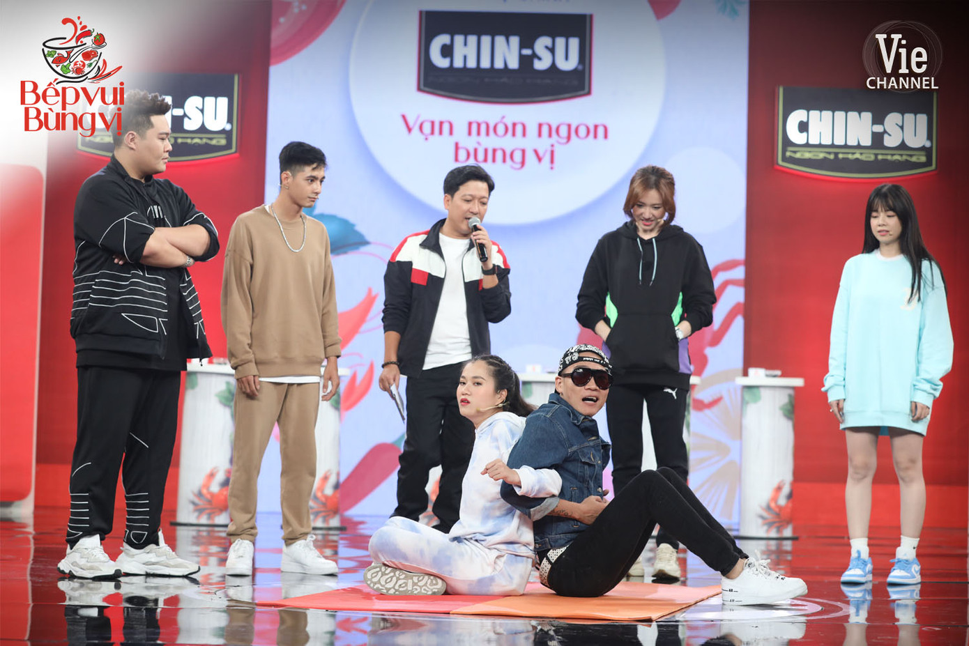 Team Rap Việt hứa hẹn "quậy tung" Bếp Vui Bùng Vị HLV Wowy, DJ Mie và dàn thí sinh Rap Việt đổ bộ “Bếp Vui Bùng Vị” trổ tài nấu ăn ảnh 1