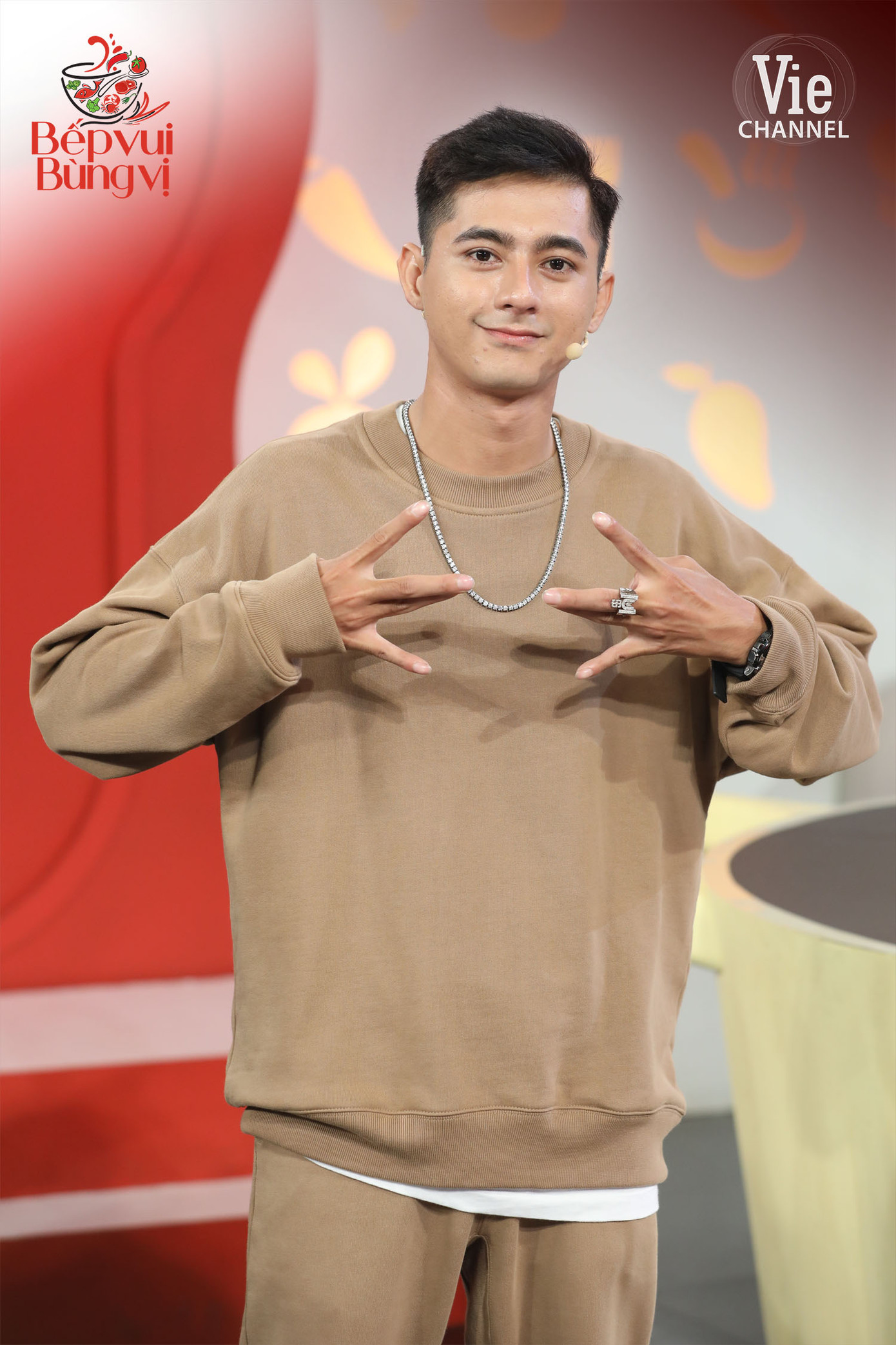 Rapper Lăng LD HLV Wowy, DJ Mie và dàn thí sinh Rap Việt đổ bộ “Bếp Vui Bùng Vị” trổ tài nấu ăn ảnh 3