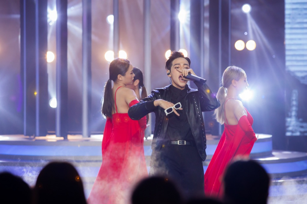 Hết làm “bạn gái” Sơn Tùng M-TP, Cara cải trang thành “Sếp” tại “Gương Mặt Thân Quen“ ảnh 6