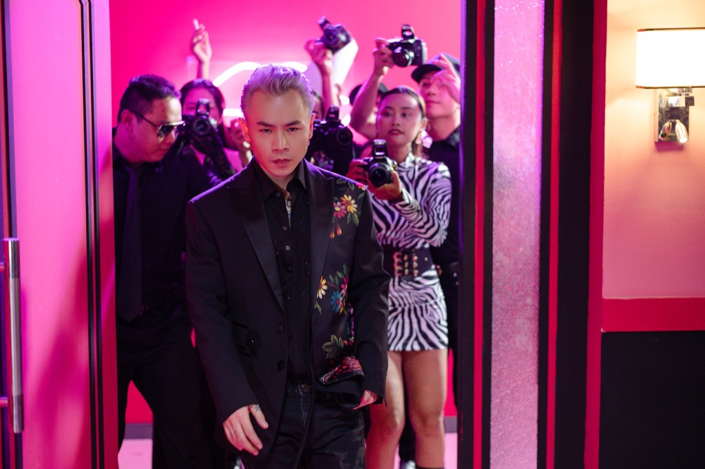 Binz kể chuyện tình showbiz, nắm tay người yêu bỏ chạy khỏi paparazzi trong MV mới ảnh 3