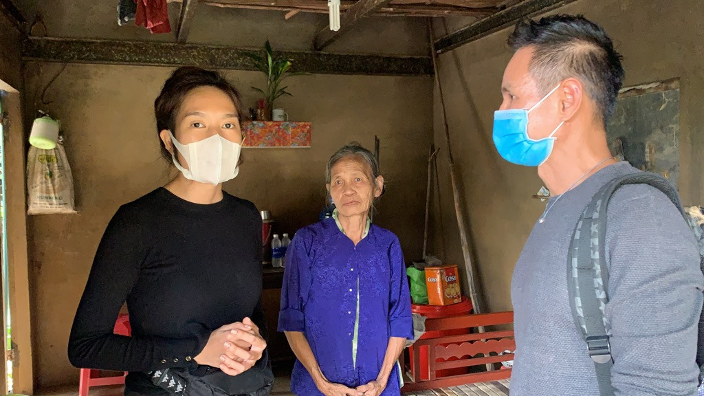 Vợ chồng Lý Hải - Minh Hà tất bật dọn rửa bùn non sau lũ giúp đỡ bà con miền Trung ảnh 4