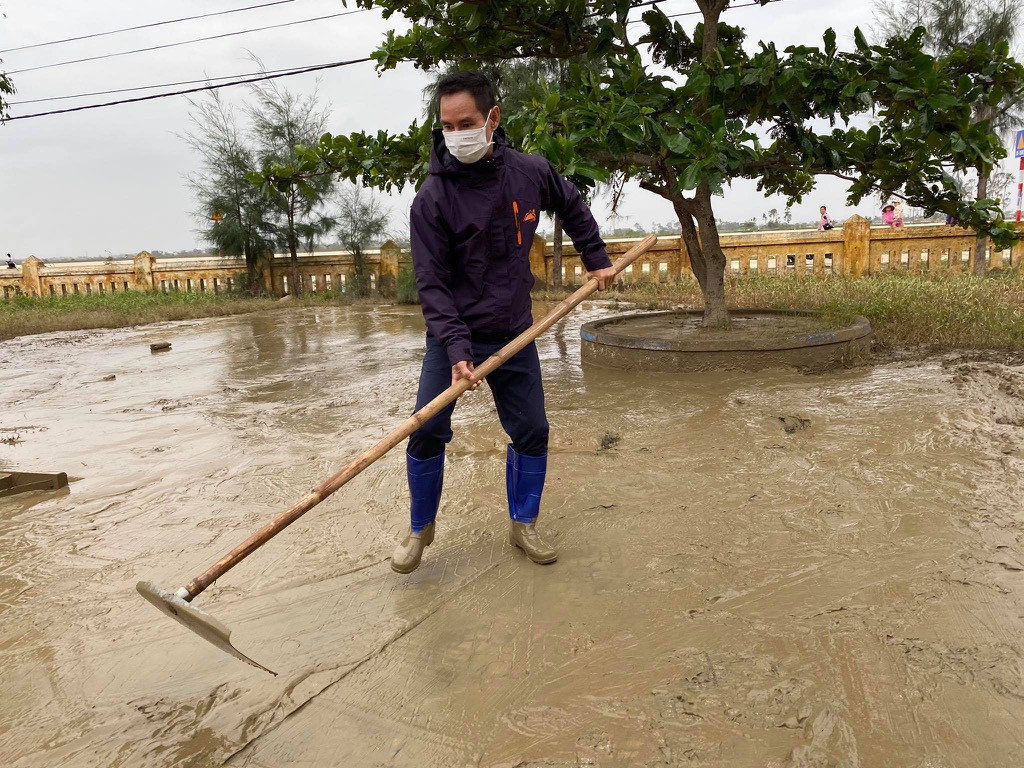 Vợ chồng Lý Hải - Minh Hà tất bật dọn rửa bùn non sau lũ giúp đỡ bà con miền Trung ảnh 2