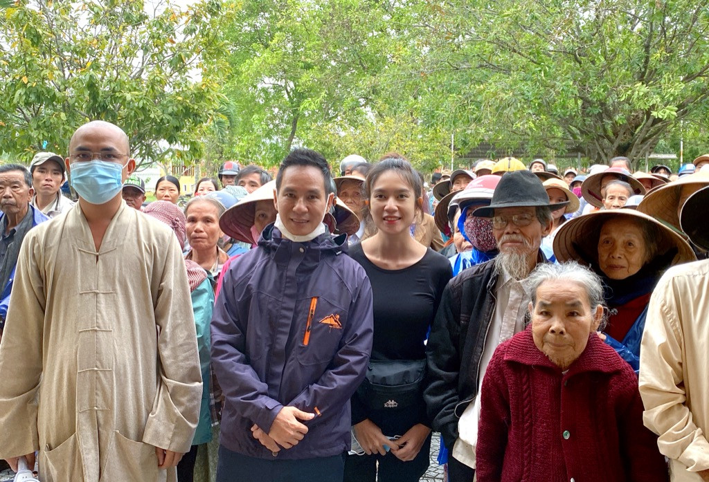 Vợ chồng Lý Hải - Minh Hà tất bật dọn rửa bùn non sau lũ giúp đỡ bà con miền Trung ảnh 6