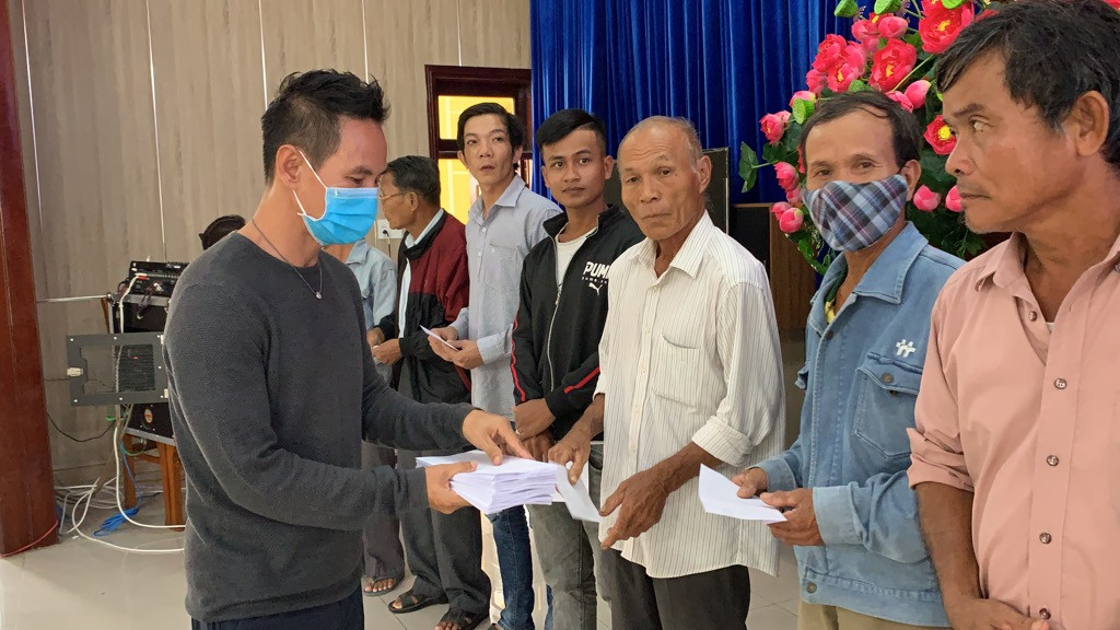 Vợ chồng Lý Hải - Minh Hà tất bật dọn rửa bùn non sau lũ giúp đỡ bà con miền Trung ảnh 5