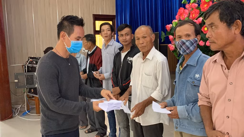 Vợ chồng Lý Hải - Minh Hà tất bật dọn rửa bùn non sau lũ giúp đỡ bà con miền Trung ảnh 5