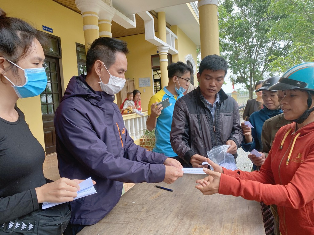 Vợ chồng Lý Hải - Minh Hà tất bật dọn rửa bùn non sau lũ giúp đỡ bà con miền Trung ảnh 1