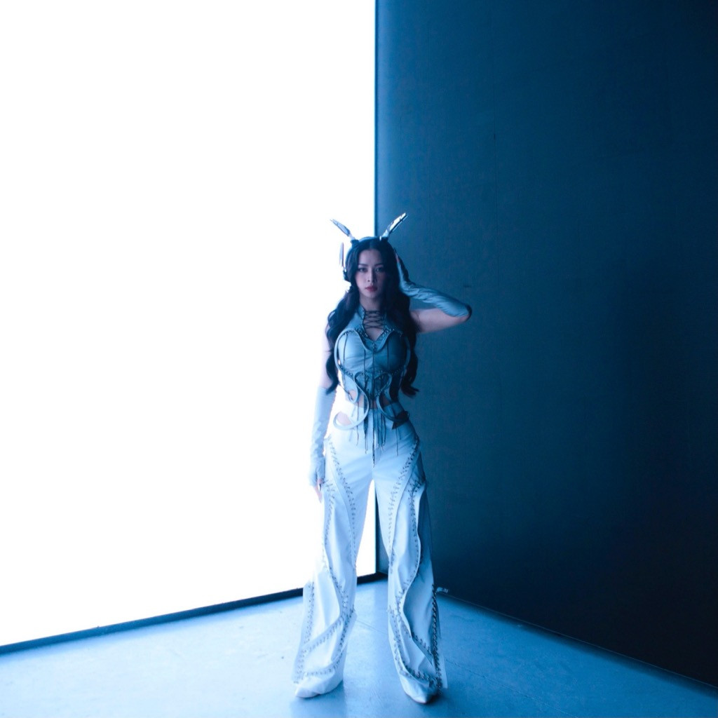 Chi Pu hóa nàng robot xinh đẹp, mang thế giới tương lai đến lễ hội âm nhạc trực tuyến ảnh 2