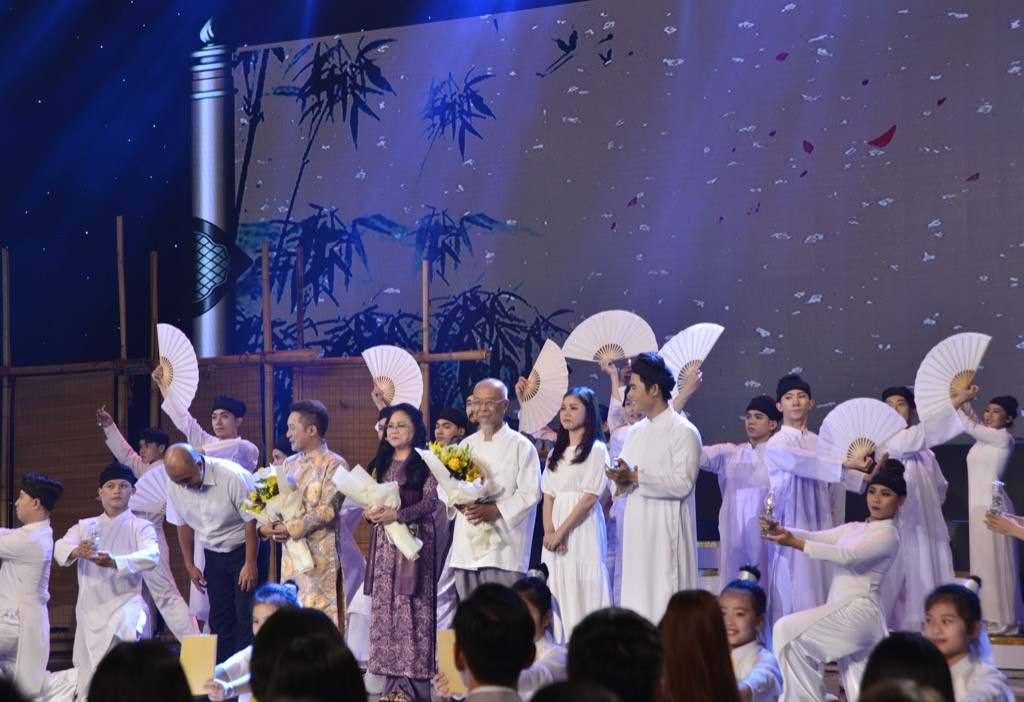 Nói về “Tài - Tâm - Đức”, Võ Tấn Phát đăng quang “Én Vàng Nghệ Sĩ 2020“ ảnh 4