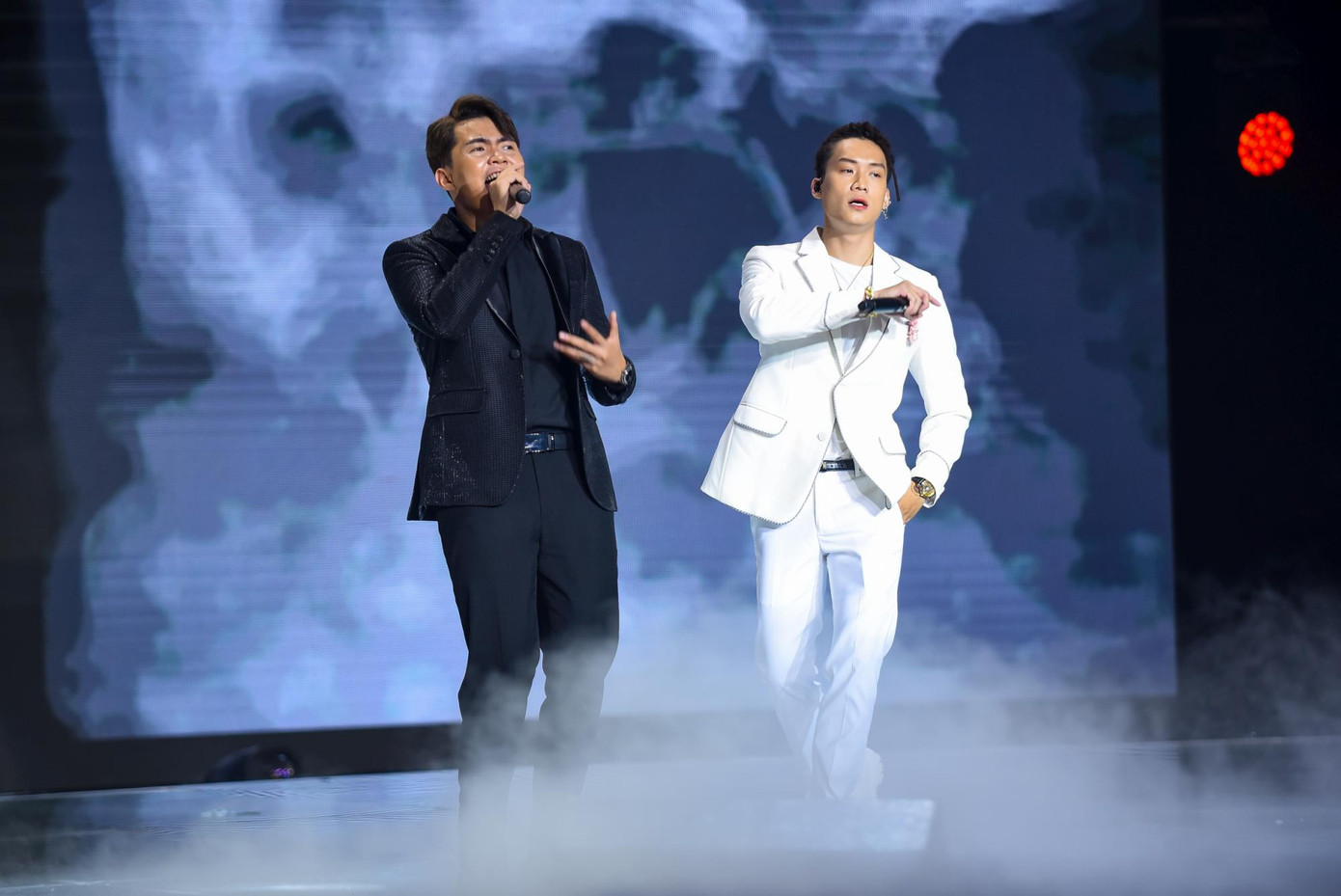 King Of Rap: HIEUTHUHAI đánh bại Lona, Pháo mang mô hình khổng lồ lên sân khấu ảnh 4