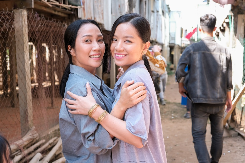 Gia đình Lý Hải sum họp tại phim trường “Lật Mặt - 48H”, cùng diện đồ dân tộc Chăm ảnh 6