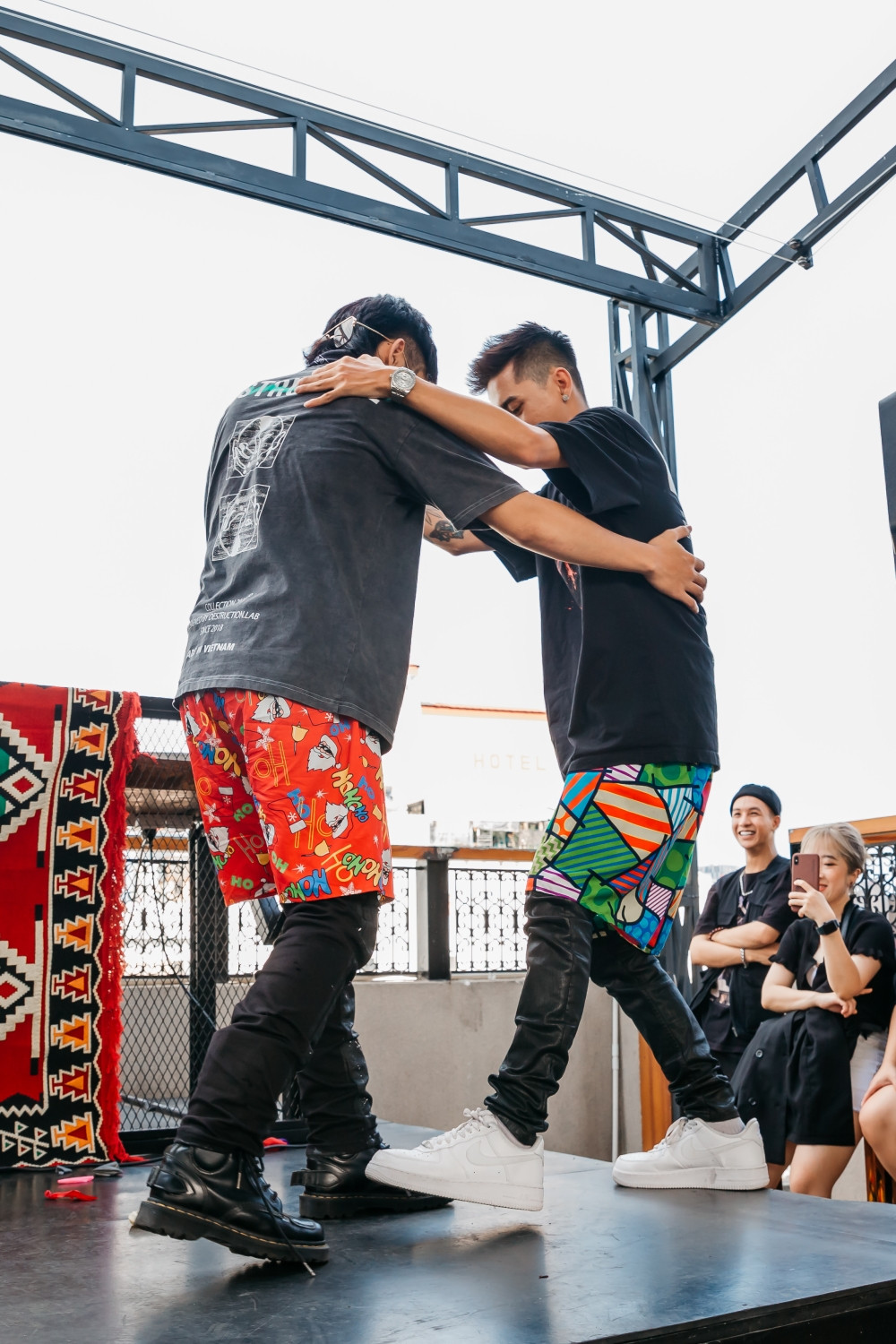 Ricky Star họp fan trước thềm Chung kết Rap Việt, khiêu vũ cùng Lăng LD trên sân khấu ảnh 8