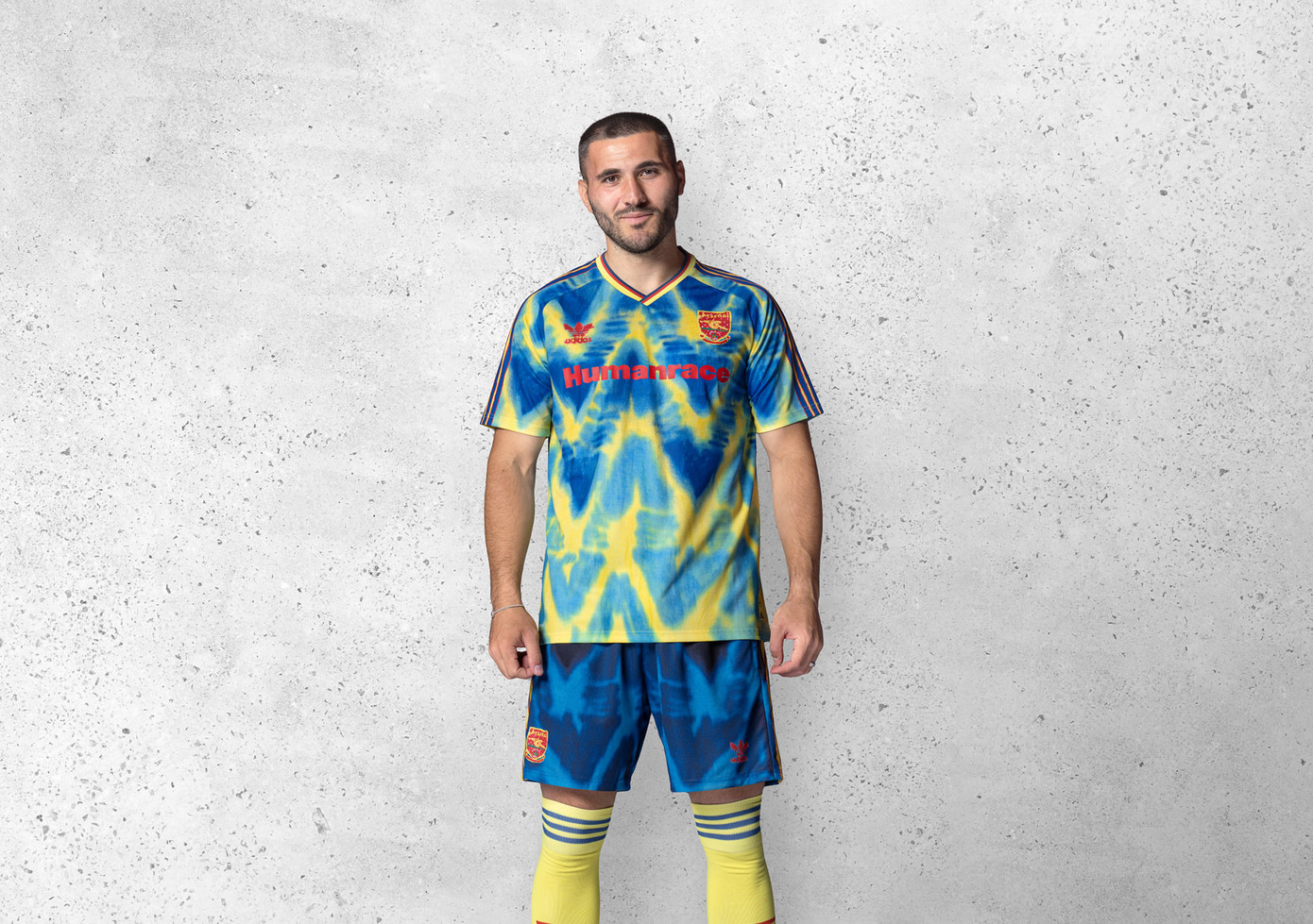 Fan bóng đá săn tìm BST do Pharrell Williams thiết kế riêng cho 5 CLB nổi tiếng thế giới ảnh 2