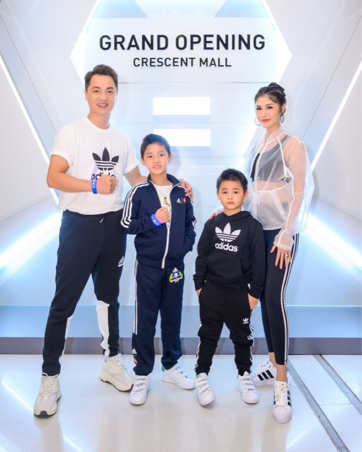 Karik mặc đồ kín bưng, thủ môn Bùi Tiến Dũng hội ngộ đồng đội Tiến Linh tại sự kiện ảnh 5