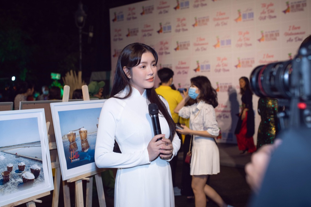 Lý Nhã Kỳ trông “hack tuổi” khi diện trang phục áo dài trắng tham dự Lễ hội Áo dài ảnh 5