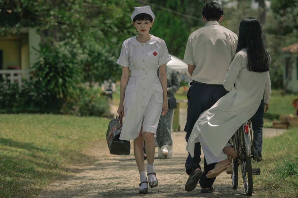 Hiền Hồ trở lại với thế mạnh ballad, diễn xuất bi thương đến ám ảnh trong MV mới ảnh 2