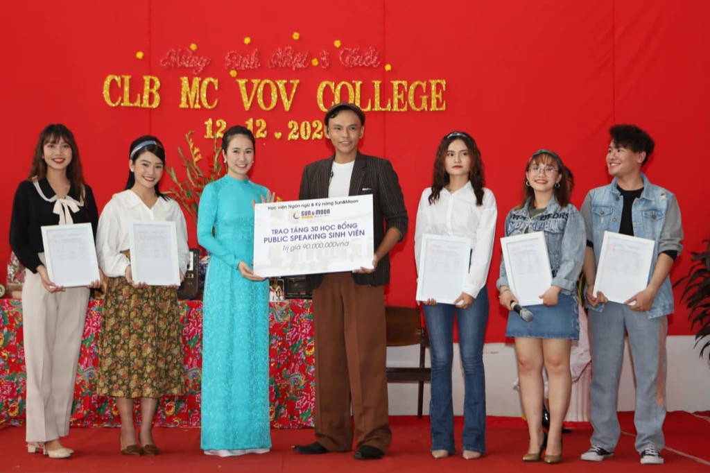 MC Thanh Thảo Hugo hội ngộ MC Minh Phúc tại trường xưa, trao học bổng cho các bạn MC trẻ ảnh 1