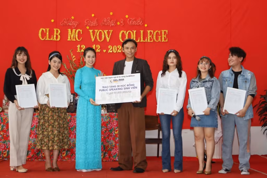 MC Thanh Thảo Hugo hội ngộ MC Minh Phúc tại trường xưa, trao học bổng cho các bạn MC trẻ ảnh 1