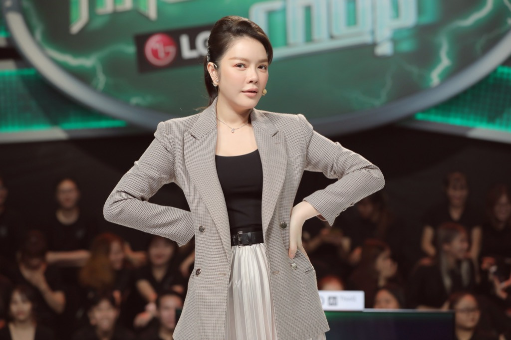 Lý Nhã Kỳ, Hoàng Phi, Mạc Văn Khoa mang dép tổ ong khuấy đảo “Nhanh Như Chớp'' ảnh 1