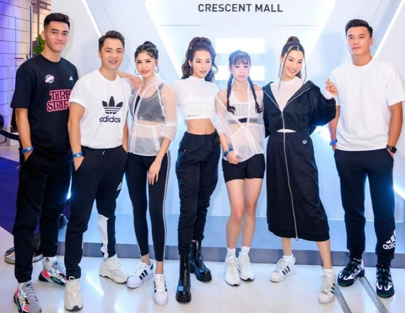 Karik mặc đồ kín bưng, thủ môn Bùi Tiến Dũng hội ngộ đồng đội Tiến Linh tại sự kiện ảnh 1