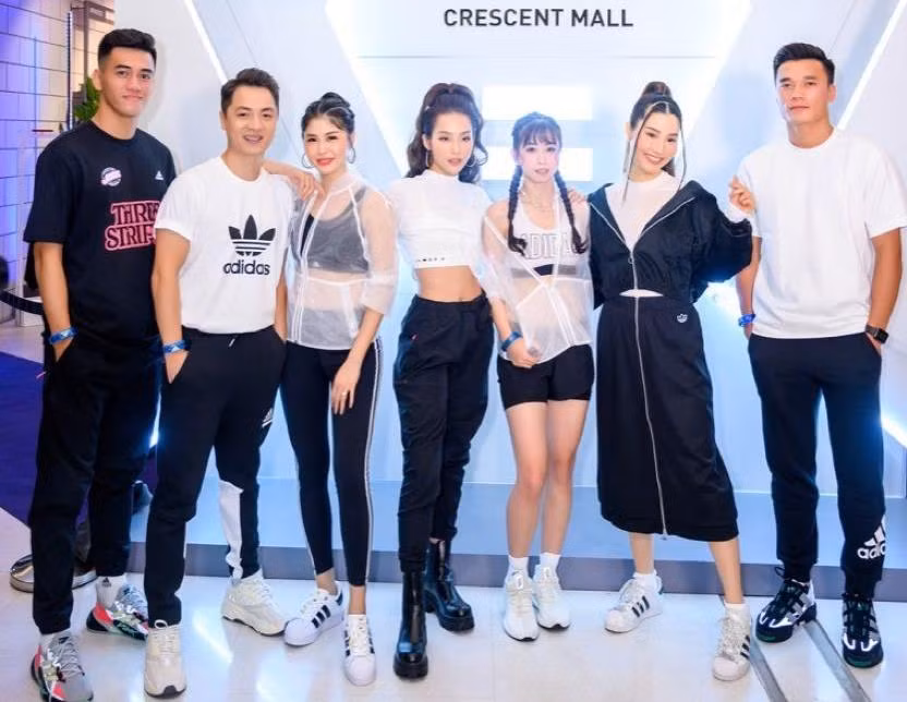 Karik mặc đồ kín bưng, thủ môn Bùi Tiến Dũng hội ngộ đồng đội Tiến Linh tại sự kiện ảnh 1