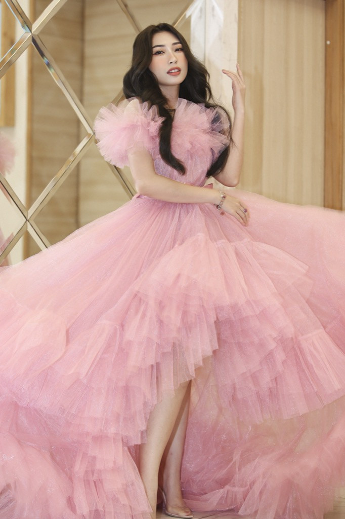 Khổng Tú Quỳnh diện trang phục công chúa ngọt ngào, gợi nhớ hình ảnh “cô bé Dâu tây” ảnh 3