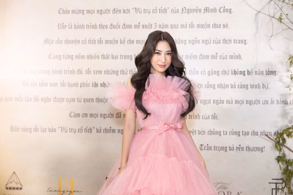 Khổng Tú Quỳnh diện trang phục công chúa ngọt ngào, gợi nhớ hình ảnh “cô bé Dâu tây” ảnh 6