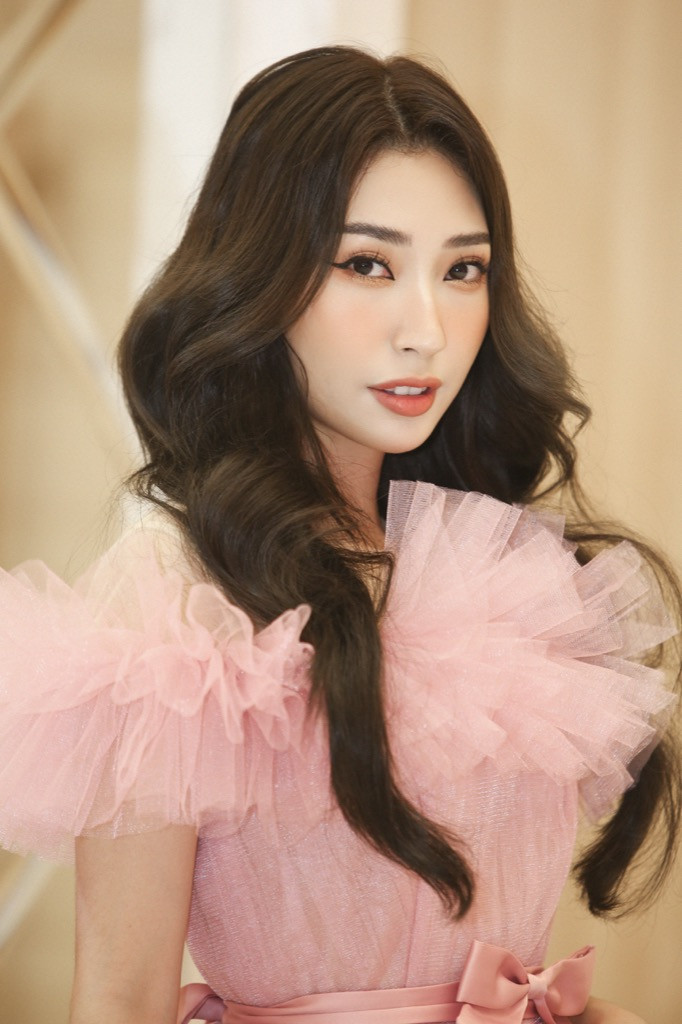 Khổng Tú Quỳnh diện trang phục công chúa ngọt ngào, gợi nhớ hình ảnh “cô bé Dâu tây” ảnh 5