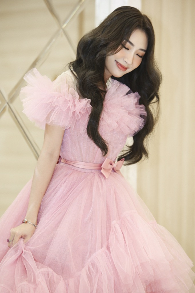 Khổng Tú Quỳnh diện trang phục công chúa ngọt ngào, gợi nhớ hình ảnh “cô bé Dâu tây” ảnh 4