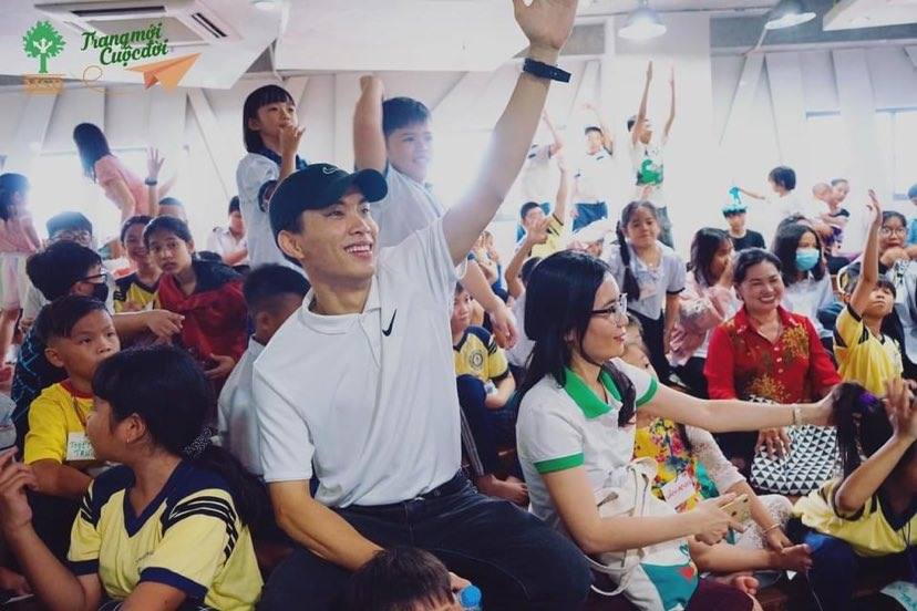 Không còn là “Lão Đại” lạnh lùng, Wowy cực đáng yêu cùng vui Tết Trung Thu bên các em nhỏ ảnh 4