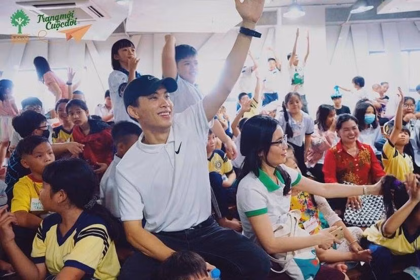Không còn là “Lão Đại” lạnh lùng, Wowy cực đáng yêu cùng vui Tết Trung Thu bên các em nhỏ ảnh 4