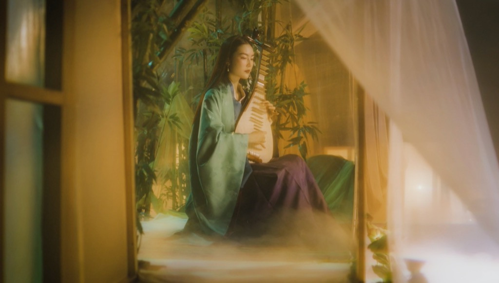 Trịnh Thăng Bình tình cảm bên “nàng Kiều” Helly Tống trong MV “Bức Bình Phong” ảnh 1