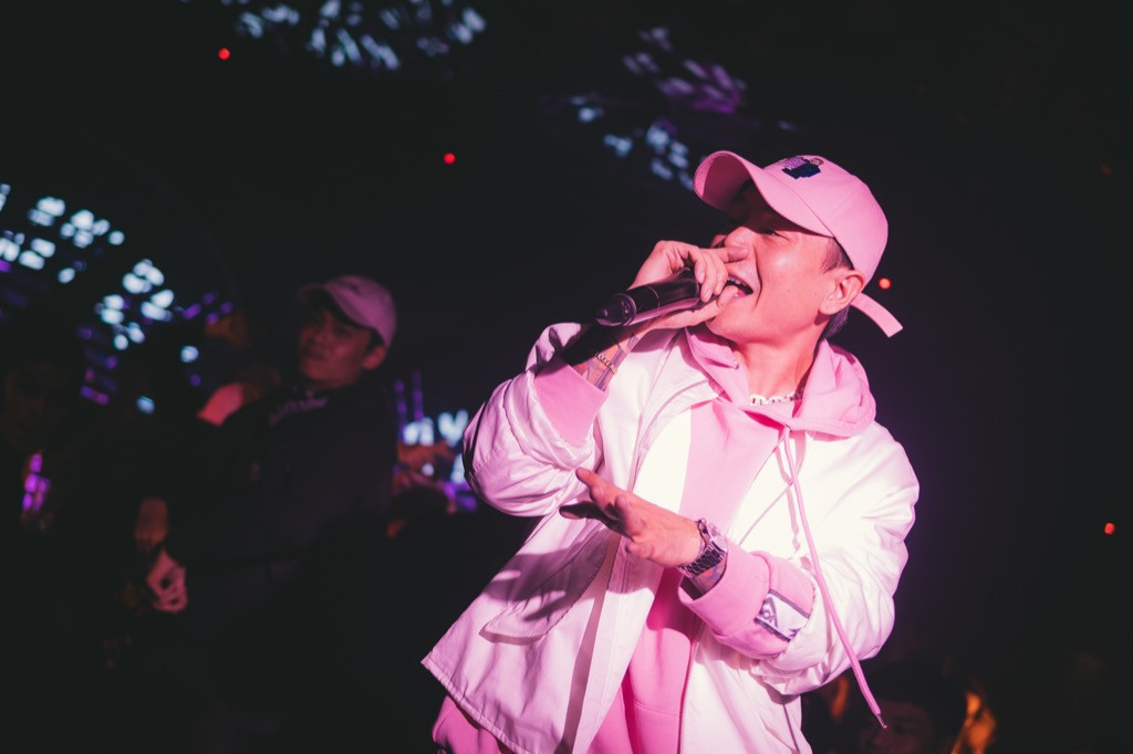 Binz “phủ hồng” sân khấu, hát live cực chất trước vòng Đối đầu tại “Rap Việt“ ảnh 1