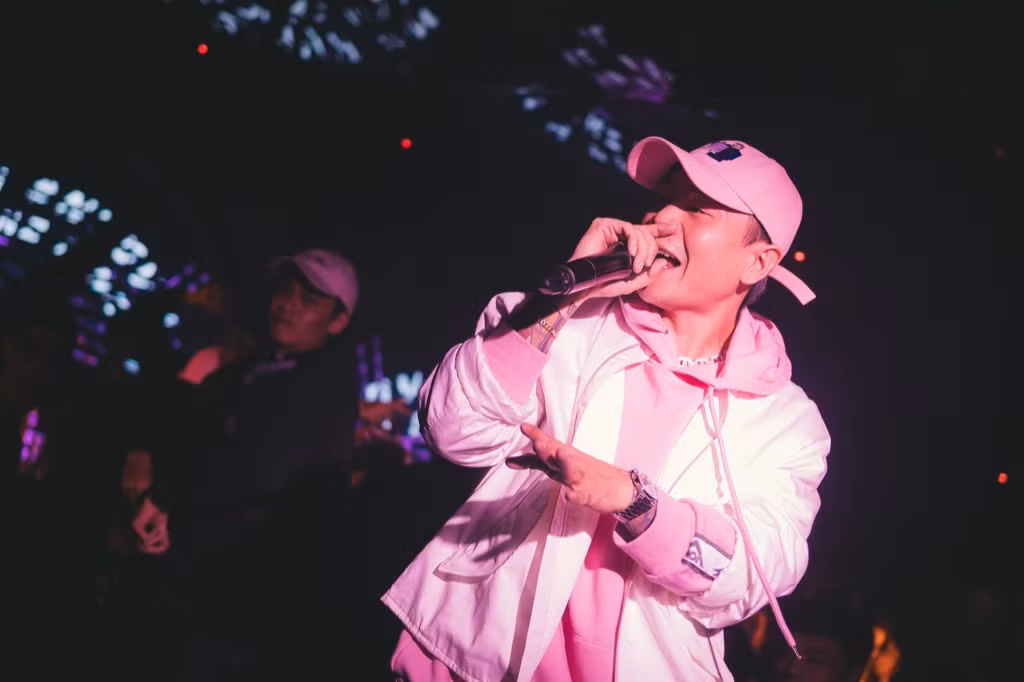 Binz “phủ hồng” sân khấu, hát live cực chất trước vòng Đối đầu tại “Rap Việt“ ảnh 1
