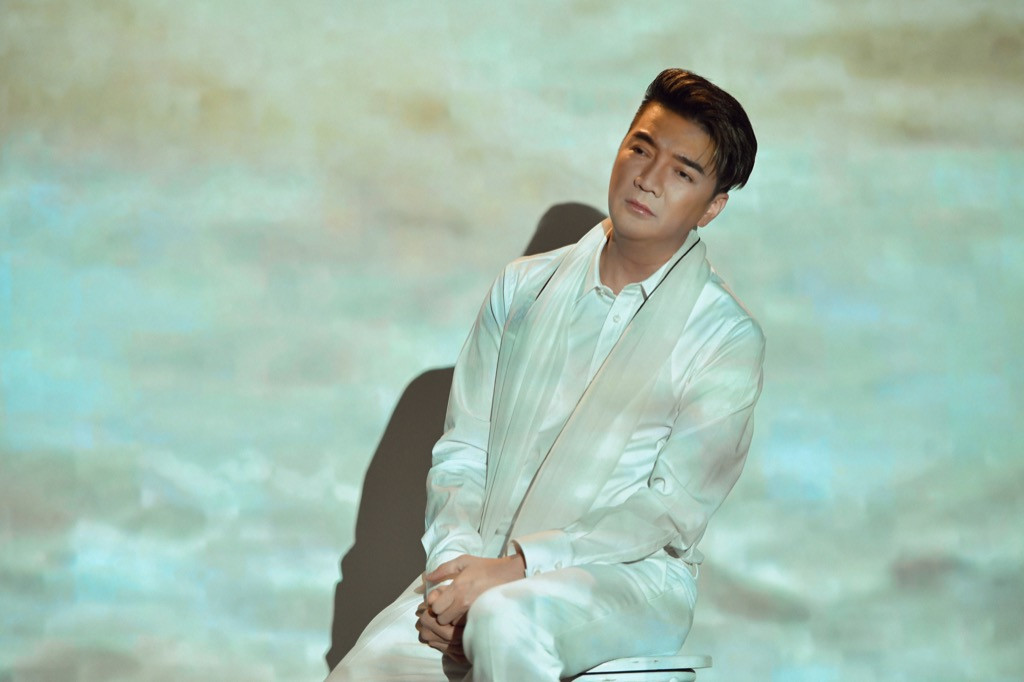 Sau hoạt động gây quỹ, Đàm Vĩnh Hưng hát “Chị ơi” động viên đồng bào miền Trung ảnh 1