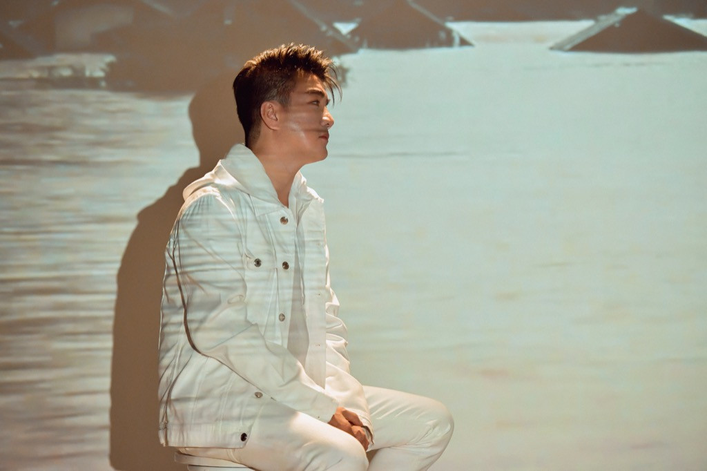 Sau hoạt động gây quỹ, Đàm Vĩnh Hưng hát “Chị ơi” động viên đồng bào miền Trung ảnh 5