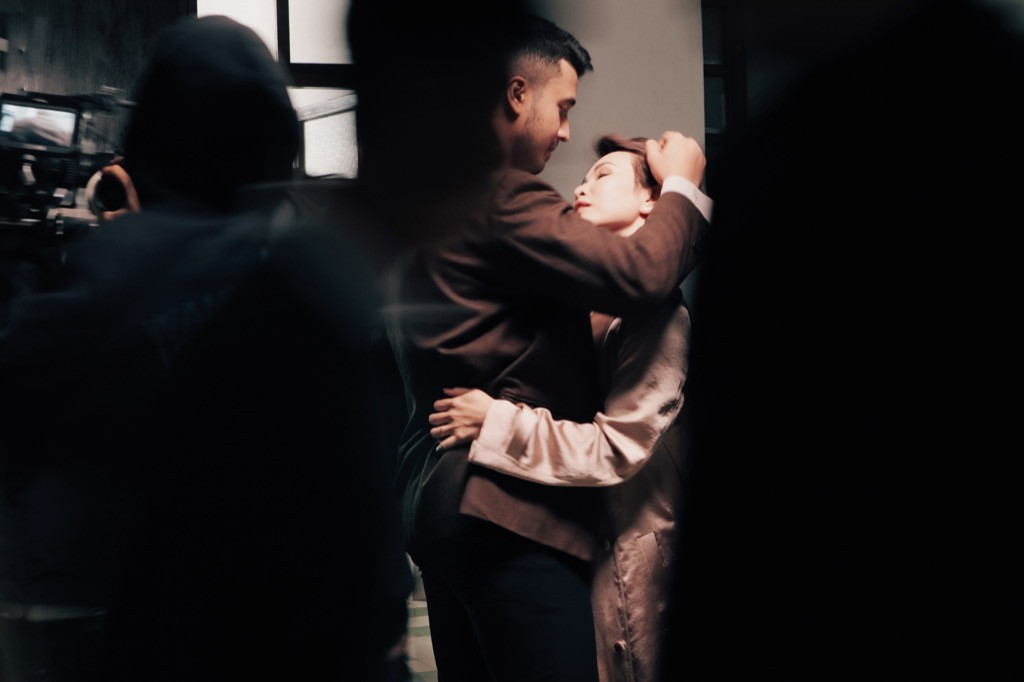 Uyên Linh chấp nhận “giấu mặt” nam chính để tôn được giọng hát của Vũ. trong MV mới ảnh 5