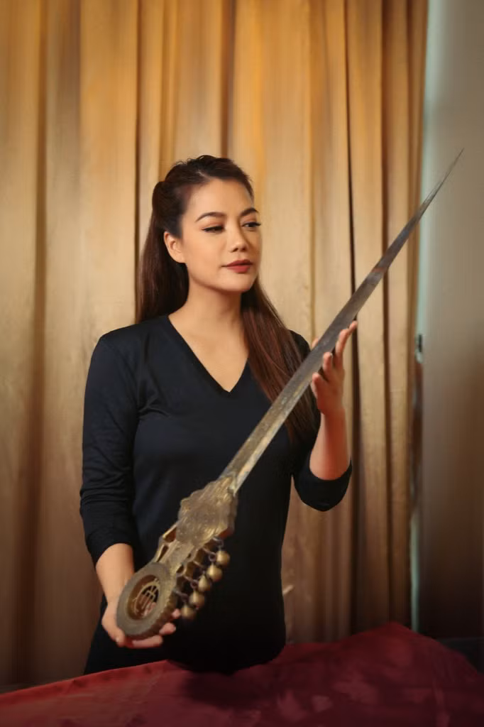 Trương Ngọc Ánh đăng tin "tìm chồng", giới thiệu binh khí của dự án “Trưng Vương“ ảnh 5